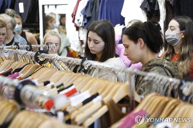 본문과는 직접적인 관계가 없음. 기사 이해를 돕기 위한 사진. 레깅스 등 운동복을 판매하는 외국 매장서 쇼핑객들이 북적이는 모습. [연합뉴스]