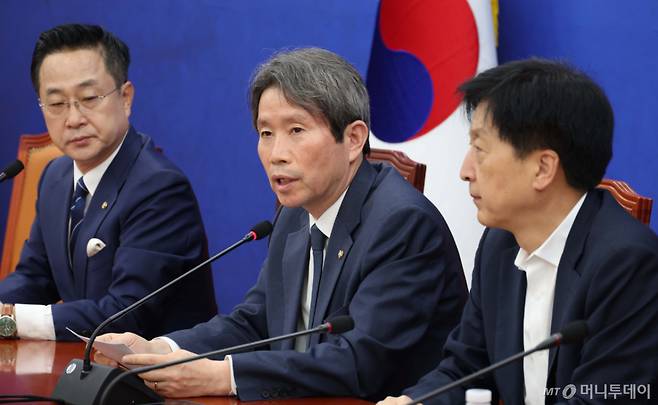 [서울=뉴시스] 조성봉 기자 = 정원오 더불어민주당 후보 상임선거대책위원장인 이인영 의원이 17일 오전 서울 여의도 국회에서 열린 ‘철근 빠진 GTX 삼성역 등’ 현안 관련 기자간담회에서 발언을 하고 있다.  2026.05.17. suncho21@newsis.com /사진=조성봉