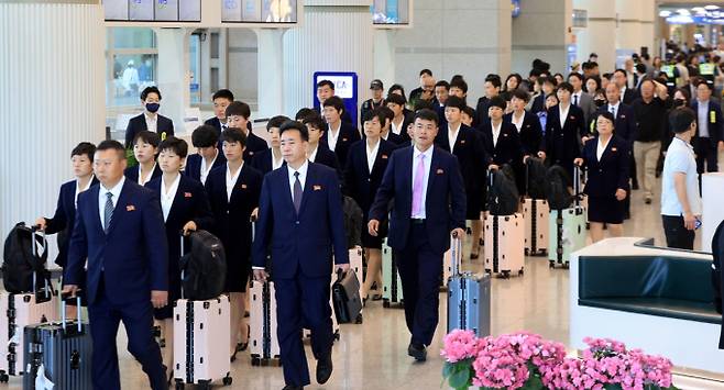 아시아축구연맹(AFC) 여자챔피언스리그 준결승전에 출전하는 북한 여자축구팀 ‘내고향여자축구단’이 17일 오후 인천국제공항 제1여객터미널로 입국하고 있다. /사진=뉴시스(공동취재)