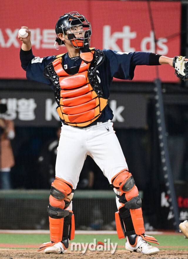 2026년 5월 15일 오후 경기도 수원KT위즈파크에서 열린 '2026 신한 SOL KBO리그' 한화 이글스와 KT 위즈의 경기. 한화 허인서가 주전 마스크를 쓰고 경기하고 있다./마이데일리