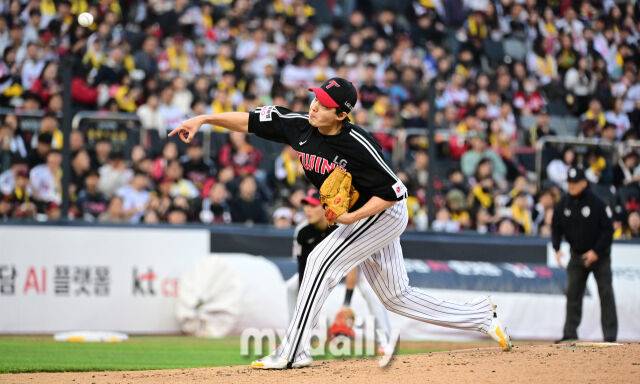 2026년 4월 30일 오후 경기도 수원KT위즈파크에서 열린 '2026 신한 SOL KBO리그' LG 트윈스와 KT 위즈의 경기. LG 선발투수 임찬규가 역투하고 있다./마이데일리