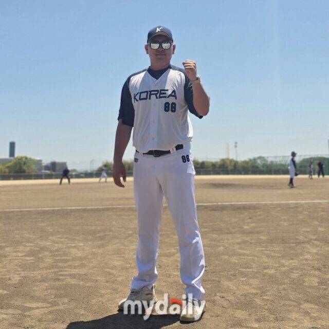 대한유소년야구연맹 21기 대표팀은 17일(이하 한국시각) 일본 고베 아카시 이와오카 그라운드에서 열린 일본 지역팀과의 국제교류전 3일 차 경기에서 2-8로 패배했다. 신정익 논산시유소년야구단 감독이 인터뷰를 마친 뒤 사진 촬영을 하고 있다./아카시이와오카그라운드(일본)=노찬혁 기자