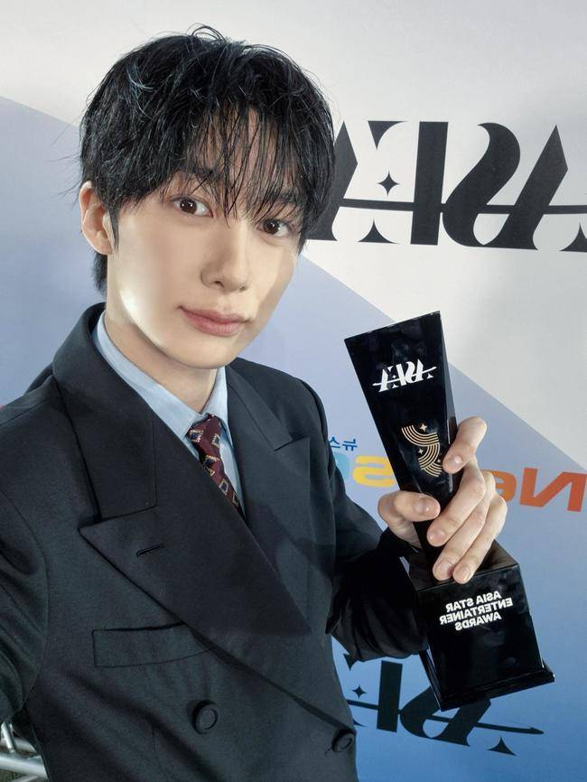 몬스타엑스 형원, ‘ASEA 2026’ 2년 연속 MC…트로피까지 야무지게 챙겼다