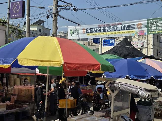 [평택=뉴시스]권신혁 기자 = 16일 경기 평택시 안중읍 안중전통시장에서 시민들이 장을 보며 시장 골목을 오가고 있다. 2026.05.16. innovation@newsis.com *재판매 및 DB 금지