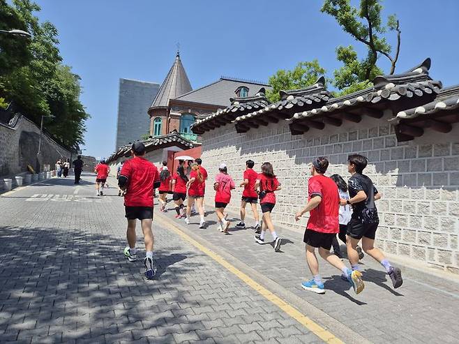 [서울=뉴시스] 나이키 '런 투 로어(RUN TO ROAR)' 참가자들이 축구국가대표팀 유니폼을 입고 러닝을 하고 있다. *재판매 및 DB 금지