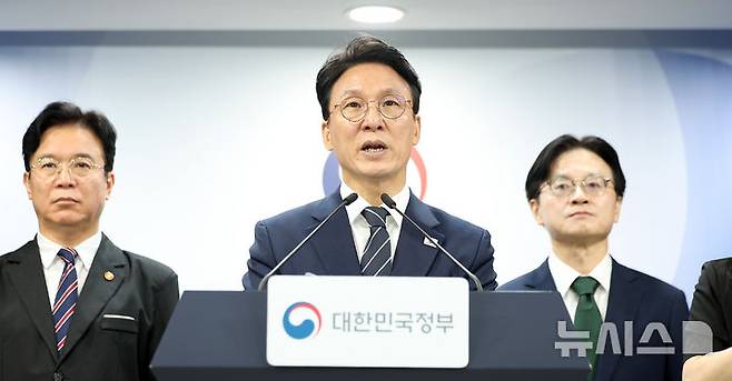 [서울=뉴시스] 김선웅 기자 = 김민석 국무총리가 17일 서울 종로구 정부서울청사에서 삼성전자 파업 관련 대국민 담화를 발표하고 있다. 2026.05.17. mangusta@newsis.com
