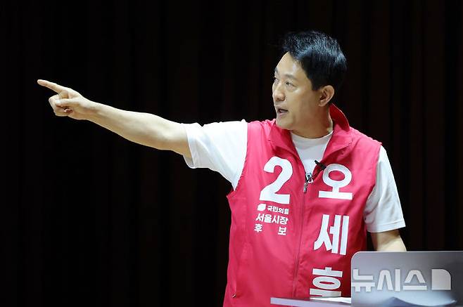 [서울=뉴시스] 홍효식 기자 = 오세훈 국민의힘 서울시장 후보가 17일 서울 용산구 용산꿈나무종합타운에서 열린 수도권 재건축·재개발 연합회 정책간담회에 참석해 재건축·재개발 공약 소개를 하고 있다. 2026.05.17. yesphoto@newsis.com