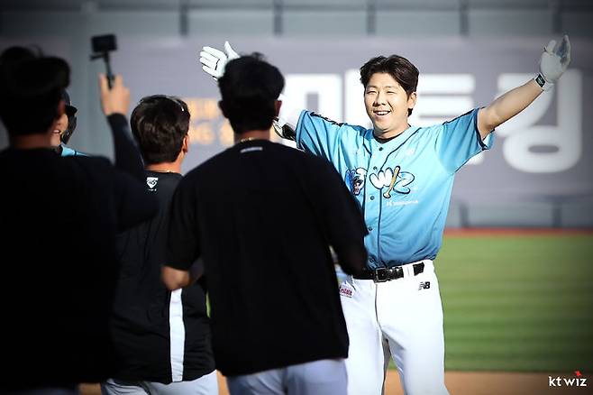 [서울=뉴시스] KT 위즈의 이정훈이 17일 수원 KT위즈파크에서 벌어진 한화 이글스와의 경기에서 9회말 끝내기 안타를 때려낸 후 기뻐하고 있다. (사진 = KT 위즈 제공) *재판매 및 DB 금지