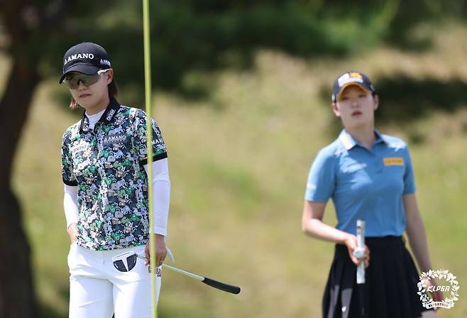 [서울=뉴시스] 17일 강원 춘천에 위치한 라데다GC에서 열린 '2026 제18회 두산 매치 플레이' 결승전에서 최은우와 방신실이 2번홀 경기를 치르고 있다. (사진=KLPGA 제공) 2026.05.17. photo@newsis.com *재판매 및 DB 금지