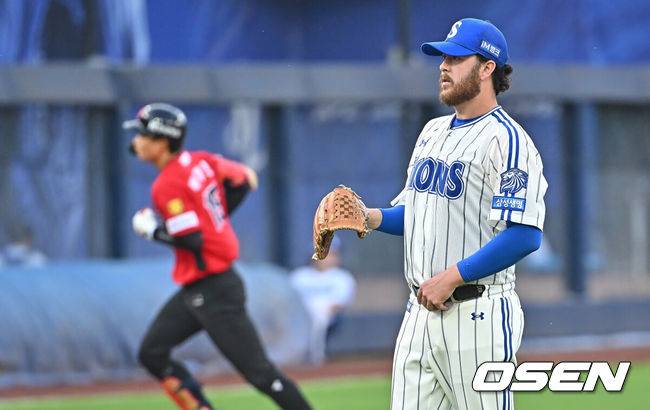[OSEN=대구, 이석우 기자] 16일 대구삼성라이온즈파크에서 2026 신한 SOL KBO 리그 삼성 라이온즈와 KIA 타이거즈의 경기가 열렸다. 홈팀 삼성은 오러클린이, 방문팀 KIA는 이의리가 선발 출전했다. 삼성 라이온즈 오러클린이 6회초 무사 1루 KIA 타이거즈 박재현에게 우중월 동점 2점 홈런을 맞고 아쉬워하고 있다. 2026.05.16 / foto0307@osen.co.kr