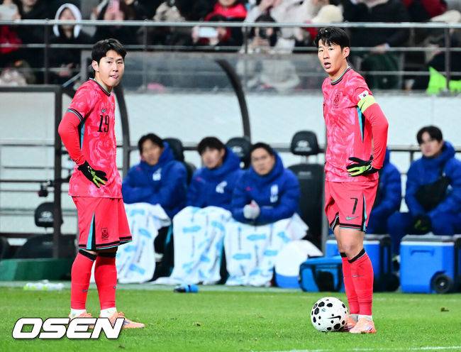[OSEN=서울월드컵경기장, 지형준 기자] 홍명보 감독이 이끄는 한국 축구대표팀이 18일 오후 8시 서울월드컵경기장에서 열린&nbsp;11월 A매치 두 번째 친선경기에서&nbsp;'아프리카 강호' 가나를 상대로 1-0 승리했다.내달 2026 국제축구연맹(FIFA) 북중미 월드컵 조 추첨을 앞두고 열리는 마지막 평가전이었다.&nbsp;한국은 가나까지 잡아내면서 사상 최초로&nbsp;월드컵 포트 2를 확정하게 됐다. 이로써 대표팀은 홍명보 감독이 부임한 뒤 처음으로 A매치 2연전에서 나란히 승리를 거두게 됐다.후반 대한민국 이강인, 손흥민이 프리킥을 준비하고 있다. 2025.11.18 /jpnews@osen.co.kr