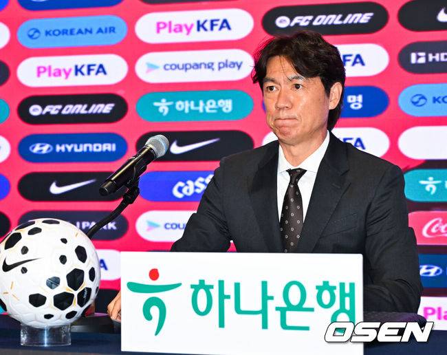[OSEN=민경훈 기자] 북중미월드컵 국가대표팀 명단 발표 기자회견이 16일 서울 종로구 KT 광화문 빌딩 온마당에서 열렸다.이 자리에서 홍명보 감독이 이끄는 대한민국 축구 국가대표팀은 2026 국제축구연맹(FIFA) 북중미 월드컵 최종 명단 26인을 발표한다.홍명보 감독이 기자회견을 하고 있다. 2026.05.16 / rumi@osen.co.kr