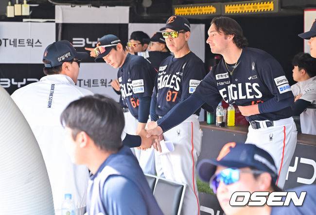 [OSEN=수원, 박준형 기자] 16일 오후 수원KT위즈파크에서 2026 신한 SOL KBO 리그 KT 위즈와 한화 이글스의 경기가 진행됐다.이날 경기에서 KT는 배제성을, 한화는 화이트를 선발투수로 내세웠다.7회말 한화 선발투수 화이트가 교체된 뒤 류현진과 악수하고 있다.  2026.05.16 / soul1014@osen.co.kr