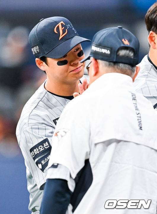 [OSEN=고척, 민경훈 기자] 12일 서울 고척 스카이돔에서 2026 신한 SOL KBO리그 키움 히어로즈와 한화 이글스의 경기가 열렸다.이 경기에서 한화는 키움에 11-5로 승리했다. 이날 승리로 3연승을 내달린 한화는 시즌 전적 17승20패를 만들었다. 키움전은 4연승, 고척 키움전은 지난해 5월 9일부터 10연승이다.경기를 마치고 한화 노시환이 김경문 감독과 하이파이브를 하고 있다. 2026.05.12&nbsp;/ rumi@osen.co.kr