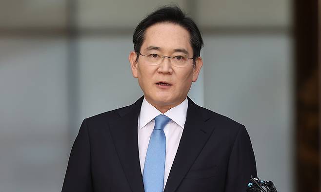 해외 출장을 마치고 귀국한 이재용 삼성전자 회장이 16일 서울 김포비즈니스항공센터(SGBAC)에서 입장문을 읽고 있다. 연합뉴스