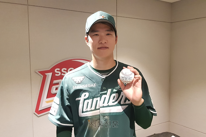 채현우가 16일 인천 SSG 랜더스필드에서 열린 SSG 랜더스와 LG 트윈스의 경기에서 끝내기 안타를 기록한 야구공을 들고 기념사진을 찍고 있다. 2026.5.16 류재민 기자