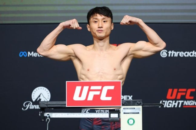 다니엘 산투스와 경기를 앞두고 계체에 통과한 최두호. UFC 제공