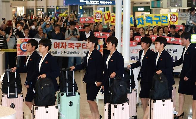 2025-2026 아시아축구연맹(AFC) 여자 챔피언스리그(AWCL) 4강전에서 수원FC 위민을 상대하는 내고향여자축구단이 17일 인천국제공항 제1여객터미널에서 자주통일평화연대 등 단체 관계자들의 환영을 받으며 입국하고 있다. 2026.5.17 [공동취재]