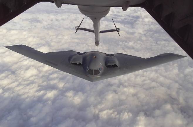 미국 B-2 스피릿 스텔스 폭격기가 공중급유를 받으며 비행하고 있다. B-2는 장거리 침투 타격 능력을 갖춘 대표적 스텔스 폭격기지만, 미 공군 보유 수량은 20대에 그친다. 미 공군 제공