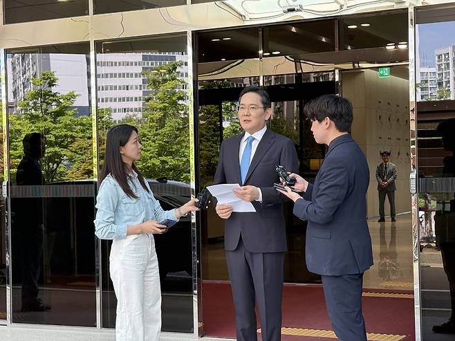 16일 서울 김포비지니스항공센터를 통해 입국한 이재용 삼성전자 회장이 성과급 협상을 둘러싸고 총파업을 예고한 노동조합과 관련해 대국민사과를 하고 있다. 구경우 기자