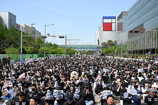 4월23일 경기도 평택시 삼성전자 평택캠퍼스 인근에서 삼성전자 노조가 영업이익 15%를 성과급으로 요구하며 대규모 결의대회를 갖고 있다. 성형주 기자