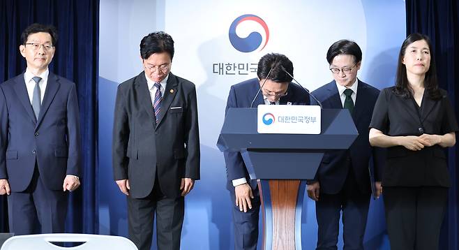 김민석 국무총리가 17일 정부서울청사에서  삼성전자 파업 관련 대국민 담화를 마친 뒤 인사하고 있다. 윤창렬(왼쪽부터) 국무조정실장, 김영훈 고용노동부 장관, 김 총리, 김정관 산업통상부 장관.  연합뉴스