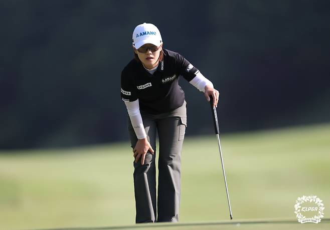 그린 경사를 파악하고 있는 최은우. 사진 제공=KLPGA