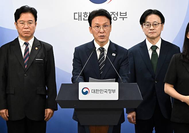 김민석 국무총리가 17일 서울 종로구 정부서울청사에서 삼성전자 파업 관련 대국민 담화를 하고 있다. 성형주 기자