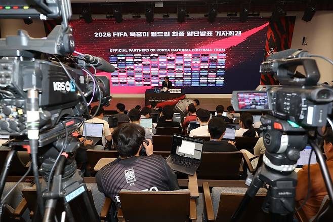 외신이 한국축구대표팀의 2026북중미월드컵 최종 엔트리를 본 뒤 다양한 의견을 보여 눈길을 모았다. 사진은 홍명보 대표팀 감독이 16일 서울 종로구 KT 광화문 빌딩 웨스트에서 열린 북중미월드컵 최종 명단 발표 기자회견에서 발언하고 있는 모습. 뉴시스