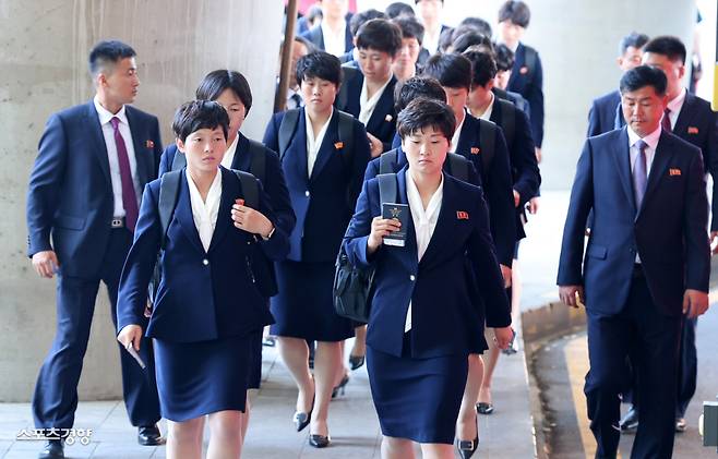북한 여자축구 클럽팀인 내고향여자축구단이 아시아축구연맹 챔피언스리그 4강전을 치르기 위해 17일 오후 인천공항에 도착 숙소인 수원으로 가기 위해 버스에 오르고 있다. 한수빈 기자