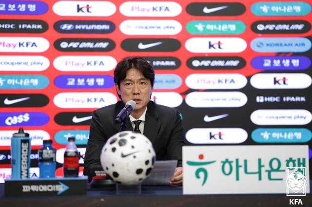 홈명보 한국 축구대표팀 감독이 16일 2026 국제축구연맹(FIFA) 북중미 월드컵에 나설 최종명단을 발표하고 있다. /사진=대한축구협회 제공