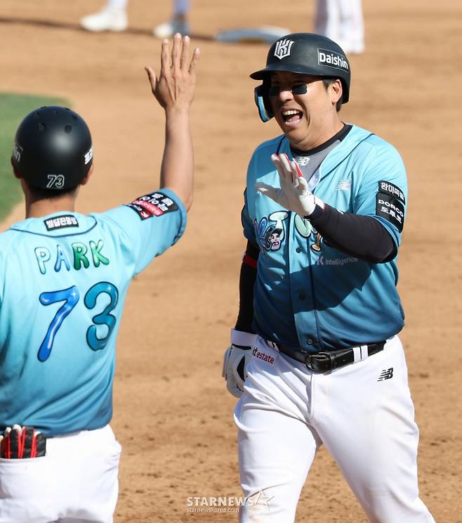 2026 신한 SOL Bank KBO리그 시범경기 KT 위즈 대 한화 이글스 경기가 17일 수원 KT위즈파크에서 열렸다.  KT 김현수가 7회말 무사 만루에서 행운의 2타점 적시타를 날리고 출루한 후 기뻐하고 있다. /사진=김진경 대기자
