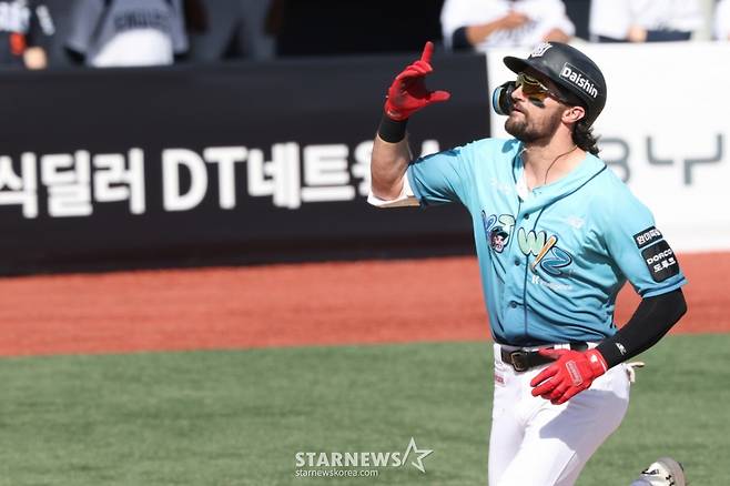 2026 신한 SOL Bank KBO리그 시범경기 KT 위즈 대 한화 이글스 경기가 17일 수원 KT위즈파크에서 열렸다.  KT 힐리어드가 6회말 1사에서 우월 1점 홈런을 날리고 홈인하고 있다. /사진=김진경 대기자