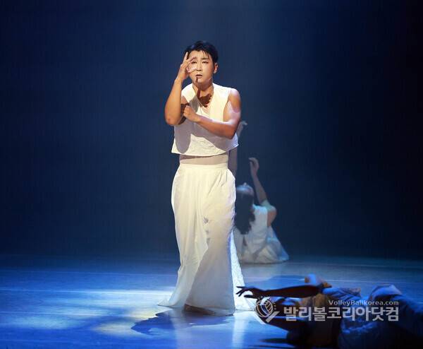 정준용 안무가, '흔들리는 중심' 나는 누구인가 질문에…경기도무용단 시대정신 공연.(사진=김경수 기자/ 발리볼코리아닷컴.2026.5.15)