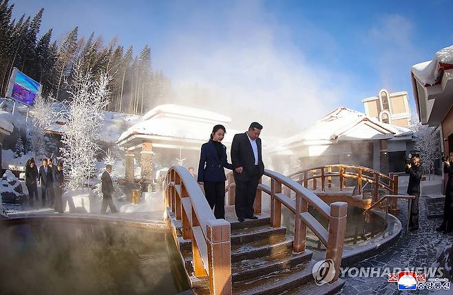 북, 백두산 인근 삼지연에 호텔 준공…김정은 "관광 대표도시로" (조선중앙통신=연합뉴스 자료사진) 북한 조선중앙통신은 지난해 12월 20∼21일 삼지연시에 '현대적인 호텔' 5곳의 준공식이 열렸다고 23일 보도했다. 20일에는 이깔호텔·밀영호텔이, 21일에는 소백수호텔·청봉호텔·봇나무호텔이 각각 문을 열었다. 통신은 김정은 북한 국무위원장이 20일 이깔호텔과 밀영호텔 준공식에 참석했다고 전했다. 2026.5.17 
    [국내에서만 사용가능. 재배포 금지. For Use Only in the Republic of Korea. No Redistribution] nkphoto@yna.co.kr