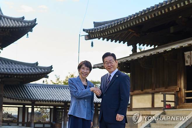 호류지 방문한 한일 정상 (나라=연합뉴스) 김도훈 기자 = 이재명 대통령과 다카이치 사나에 일본 총리가 지난 1월 14일 일본 나라현 대표 문화유적지인 호류지(법륭사)에서 기념촬영을 하고 있다. 2026.1.14 [공동취재 제공. 재판매 및 DB 금지] superdoo82@yna.co.kr