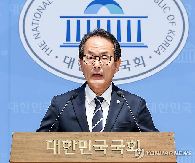 강준현, "정청래 테러 모의 제보, 수사 의뢰" (서울=연합뉴스) 배재만 기자 = 더불어민주당 강준현 선대위 공보단장이 17일 국회 소통관에서 긴급 기자회견을 열고 "정청래 암살단 모집 등 실체를 알 수 없는 SNS 단체방에서 집단적인 테러 모의가 이뤄지고 있다는 제보가 잇따라 접수되고 있다"며 "경찰에 신속한 수사 의뢰와 함께 철저한 신변 보호 요청했음을 알린다"고 밝히고 있다. 2026.5.17 scoop@yna.co.kr