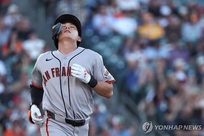 1회 잘 맞은 타구가 2루수 직선타로 잡히자 아쉬워하는 이정후  [AP=연합뉴스]