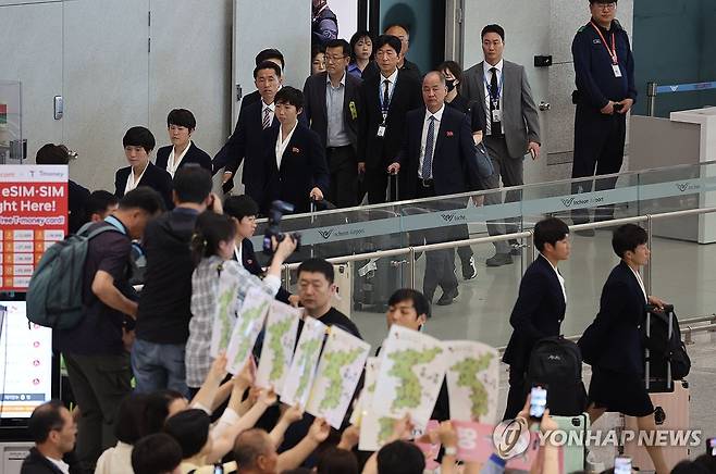내고향축구단, AFC 여자 챔피언스리그 4강전 위해 방남 (영종도=연합뉴스) 서대연 기자 = 2025-2026 아시아축구연맹(AFC) 여자 챔피언스리그(AWCL) 4강전에서 수원FC 위민을 상대하는 내고향여자축구단이 17일 인천국제공항 제1여객터미널을 통해 입국하고 있다. 2026.5.17 [공동취재] dwise@yna.co.kr