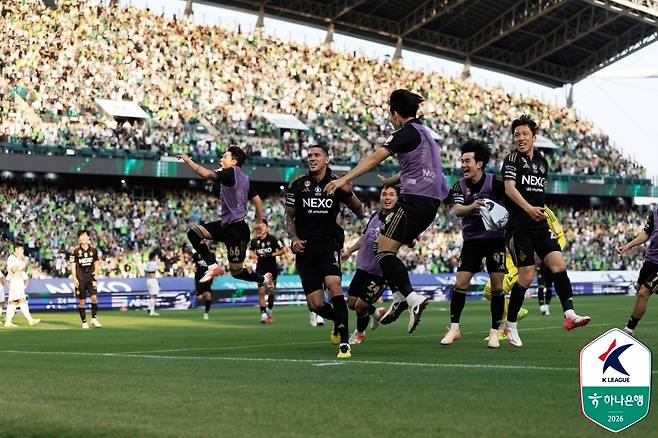 티아고의 극적인 결승 골에 환호하는 전북 선수들. [한국프로축구연맹 제공. 재판매 및 DB 금지]