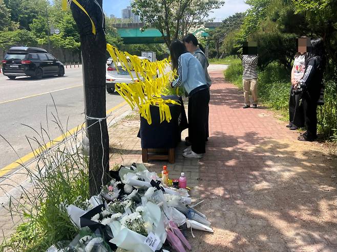 광주 여고생의 안타까운 희생 이후 여성 등 사회적 약자 보호가 국가적 책무로 떠올랐다. 이재명 대통령이 직접 전면전에 나서라고 주문할 만큼 위중한 상태다. 하지만 정부는 참사가 발생할 때마다 대책을 내놓고 있지만, 비극은 되풀이되고 있다. 사진은 살해된 여고생 추모 공간에 시민들이 추모의 글을 남기고 있는 모습. /박건우 기자 pgw@namdonews.com
