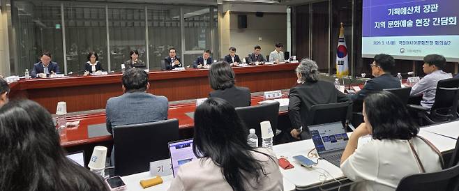 18일 광주 동구 국립아시아문화전당 회의실2에서 열린 '지역 문화예술 현장 간담회'에서 박홍근 기획예산처 장관과 지역 예술인들이 문화산업 육성 및 기초예술 지원 방안에 대해 의견을 나누고 있다. /정유진 기자 jin1@namdonews.com