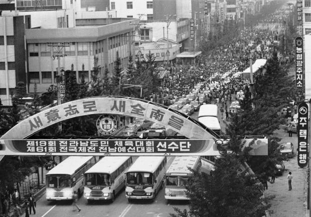 1980년 5월 20일 오후 6시 30분께 광주시 동구 금남로 거리에 대형 트럭과 고속·시외버스 11대, 택시 200여대가 도청 방향으로 진입하고 있다.   <광주일보 자료사진>