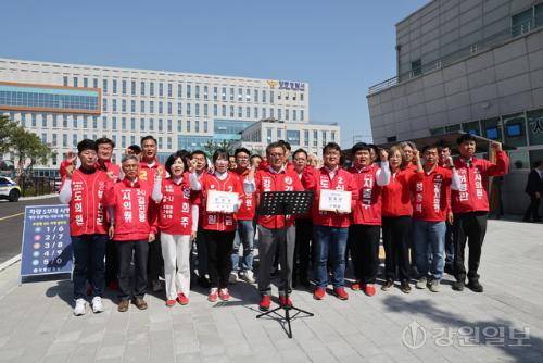 ◇강릉지역 국민의힘 6·3 지방선거 출마 후보자들이 15일 강릉경찰서에 더불어민주당 우상호 강원도지사 후보와 김중남 강릉시장 후보에 대한 고발장을 접수했다. 강릉=권태명기자