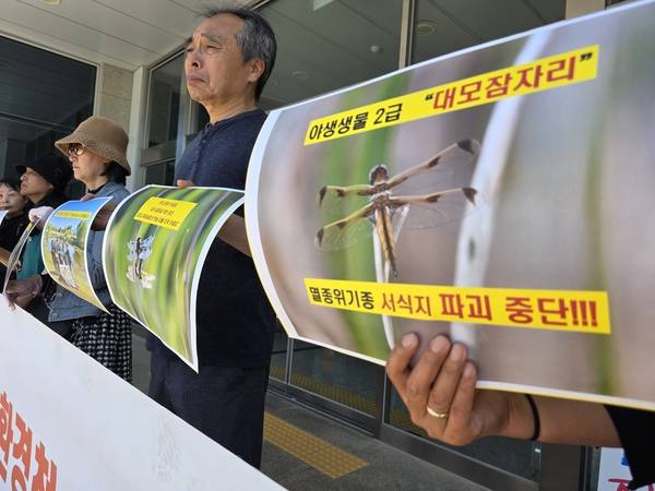 낙동강하구지키기전국시민행동이 18일 오전 11시 창원시 성산구 신월동 낙동강유역환경청 앞에서 '박중록 위원장 단식 농성 돌입 기자회견'을 열고 있다. /최석환 기자