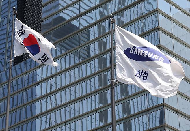 삼성전자 파업이 사흘 앞으로 다가온 가운데 중앙노동위원회 중재로 노사가 18일 협상테이블에 앉는다. 삼성전자 서초 사옥. /연합뉴스