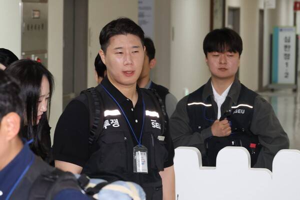 삼성그룹 초기업노동조합 삼성전자지부 최승호 위원장이 18일 정부세종청사 중앙노동위원회에서 열리는 2차 사후조정 회의에 참석하며 발언하고 있다. 연합뉴스