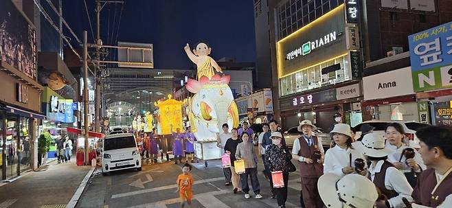 ▲ '불기 2570년 부처님 오신 날 연등축제'에서 연등행렬이 구미 도심을 밝히며 지나가고 있다. 구미시 제공.