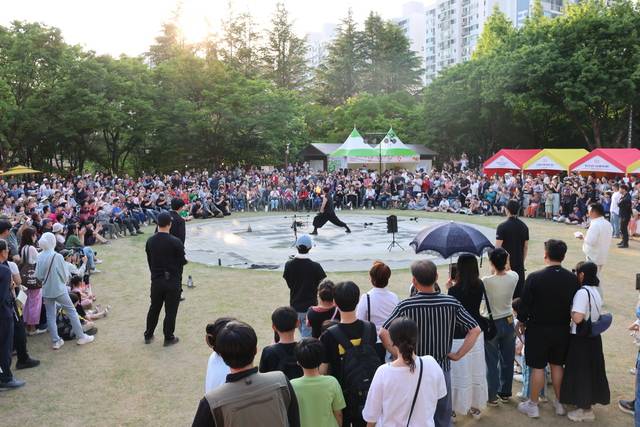 '2026 장미꽃 필 무렵' 이 열린 대구 이곡장미공원에서 펼쳐지고 있는 공연을 시민들이 관람하고 있다. 달서문화재단 제공