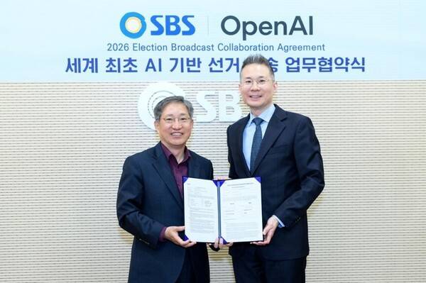 SBS가 생성형 인공지능(AI) 서비스 챗GPT 개발사 OpenAI와 'AI 기반 선거방송 업무 협약'을 체결했다. (왼쪽부터) 방문신 SBS 사장, 김경훈 오픈AI코리아 대표. [출처=오픈AI]